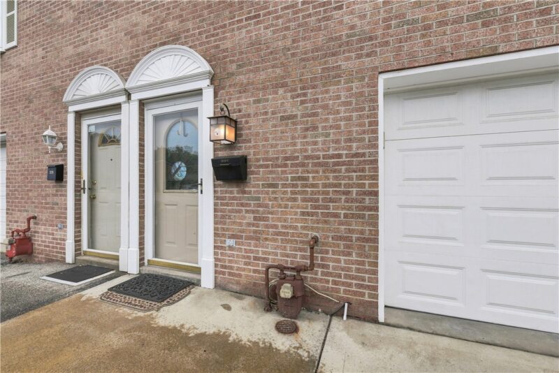 331 CLAVALE DR — photo 3