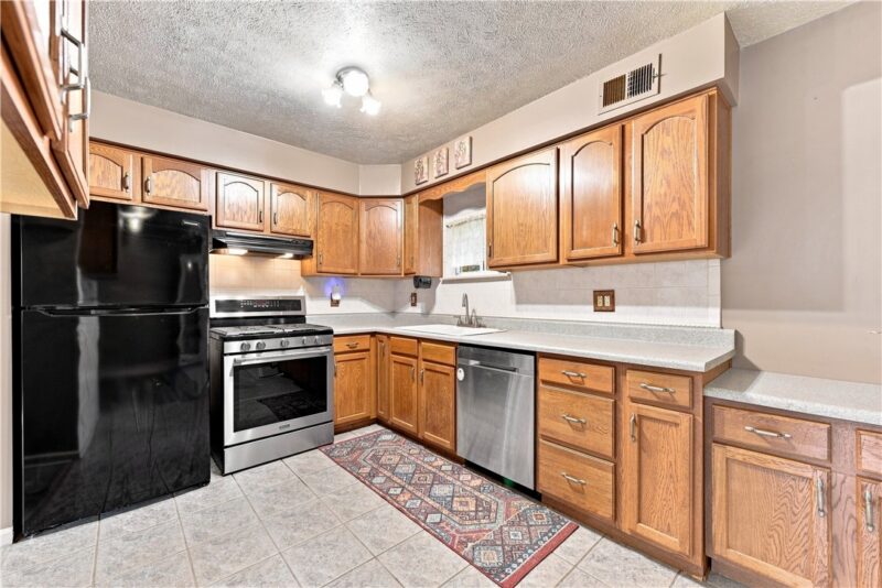 331 CLAVALE DR — photo 5