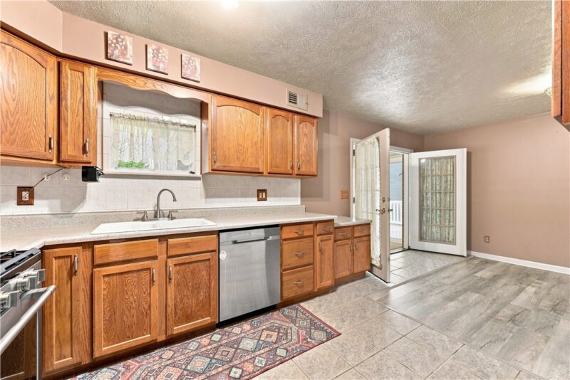 331 CLAVALE DR — photo 6