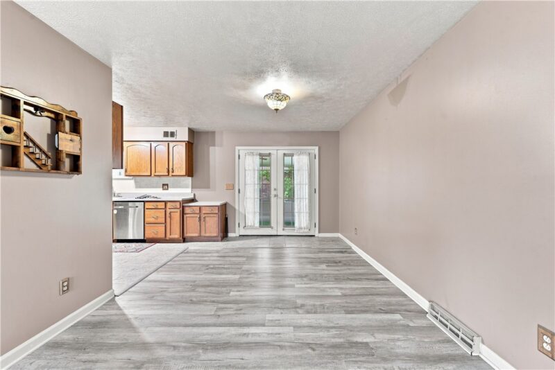 331 CLAVALE DR — photo 8