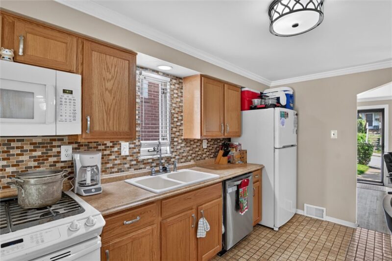 346 Mayville Ave — photo 8