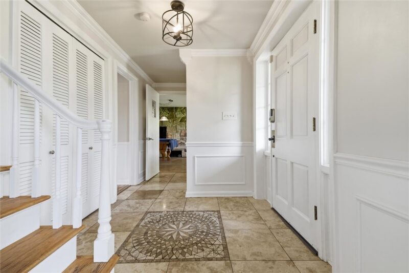 116 Hawthorne Dr — photo 2