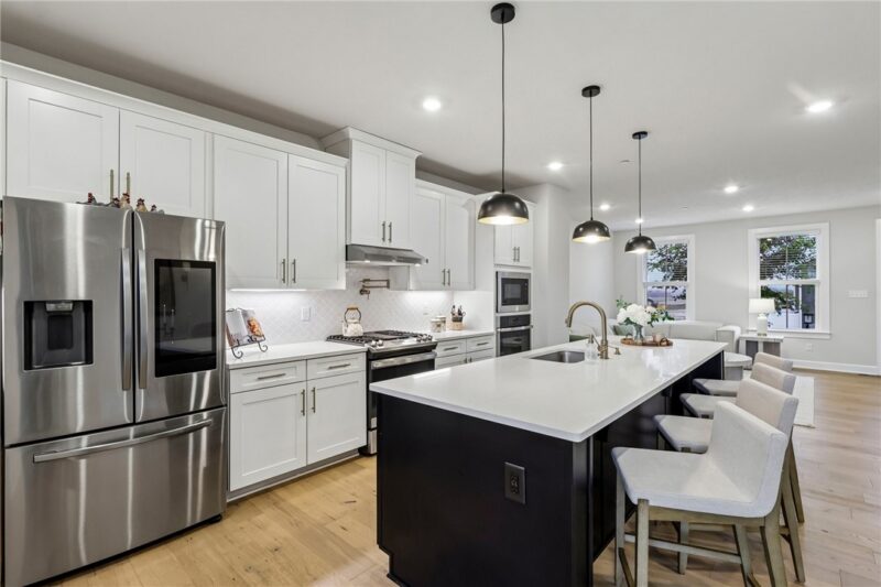 211 Marketplace Avenue — photo 2