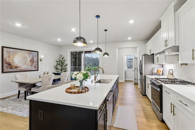 211 Marketplace Avenue — photo 4