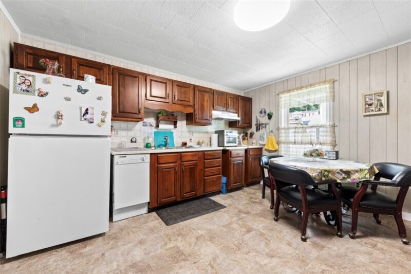210 Brown Street — photo 4