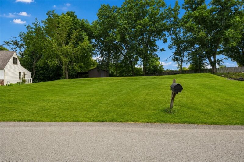 128 Lansdowne Dr — photo 2