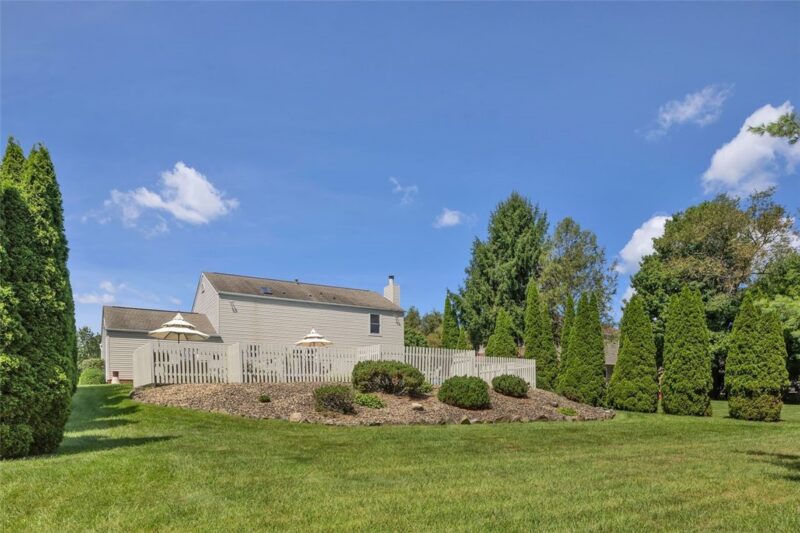 204 Trillium Dr — photo 3