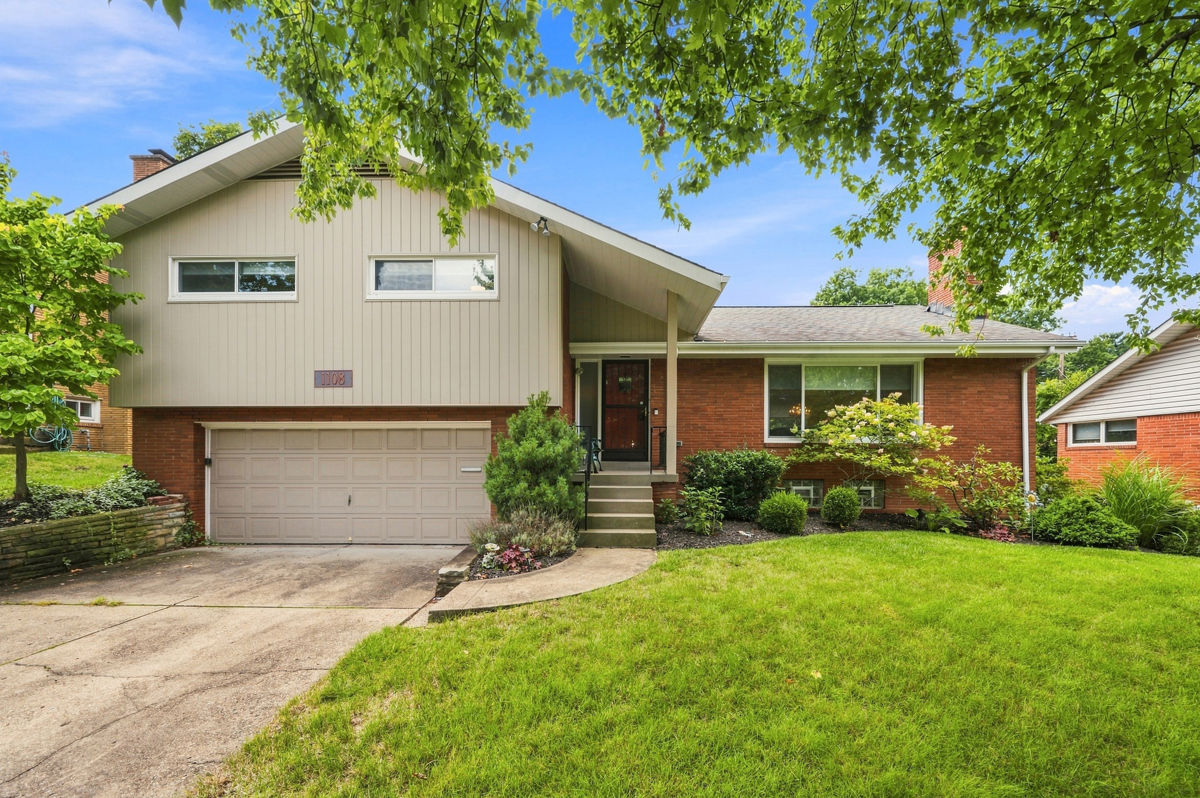 1108 Folkstone DRIVE — photo 1