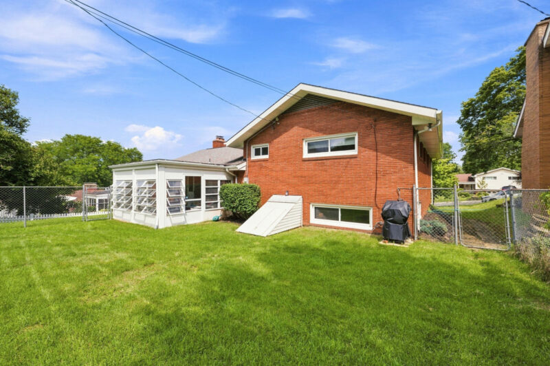 1108 Folkstone DRIVE — photo 2