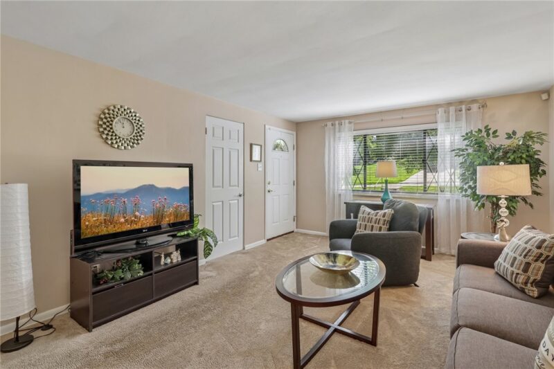 203 Graeser Ave — photo 3