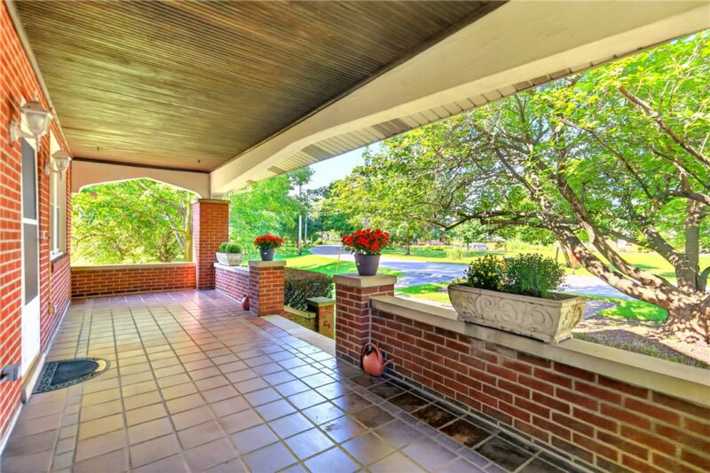 1818 Middle Rd — photo 4