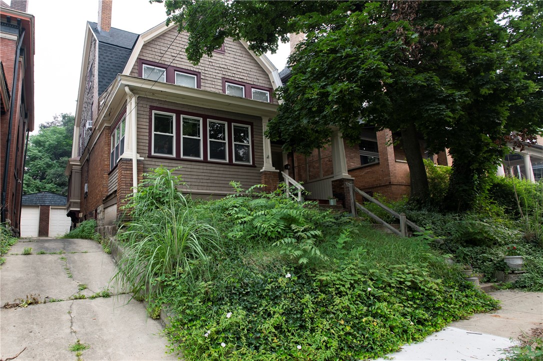 411 Hampton Ave — photo 1