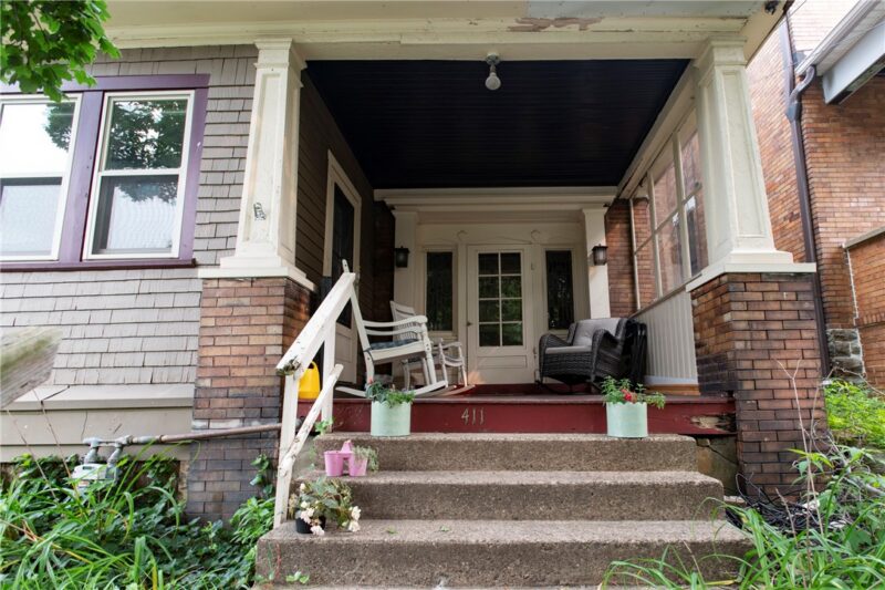 411 Hampton Ave — photo 2