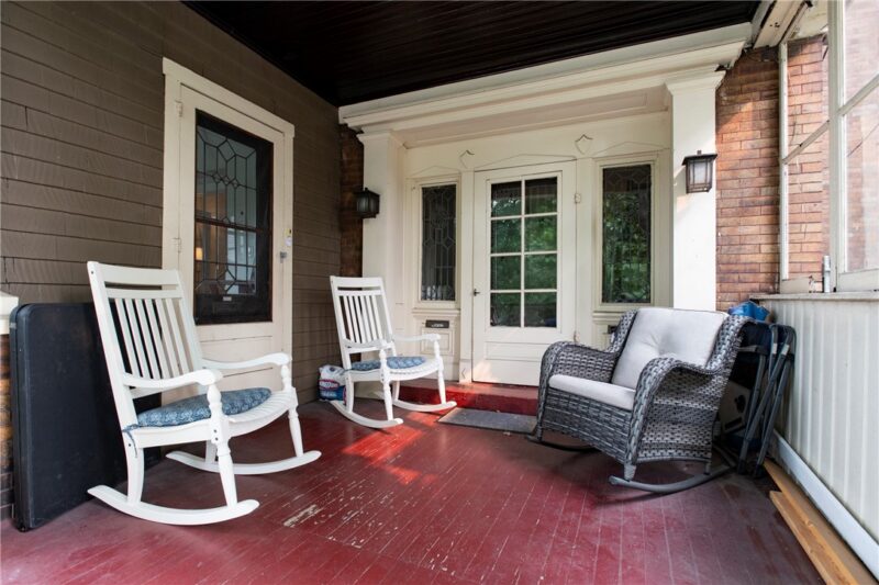 411 Hampton Ave — photo 3