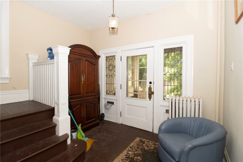 411 Hampton Ave — photo 4
