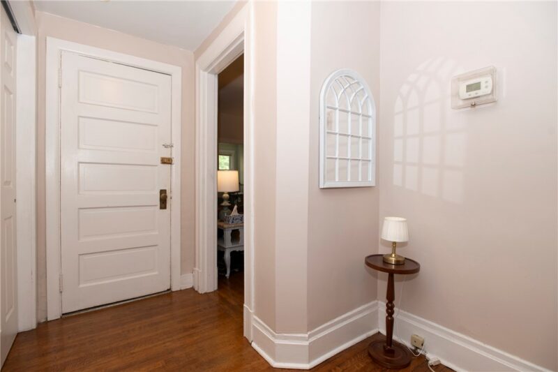 411 Hampton Ave — photo 5