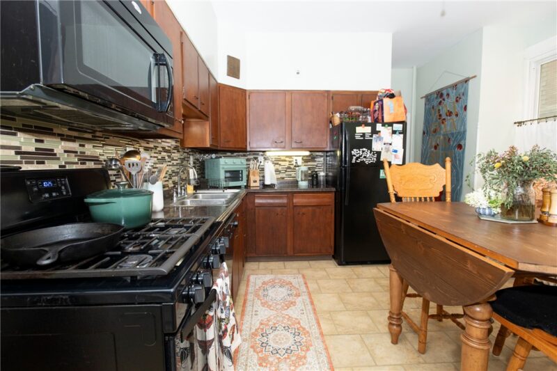 411 Hampton Ave — photo 6