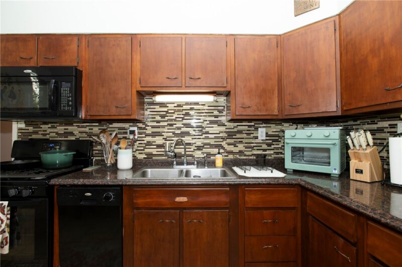 411 Hampton Ave — photo 7