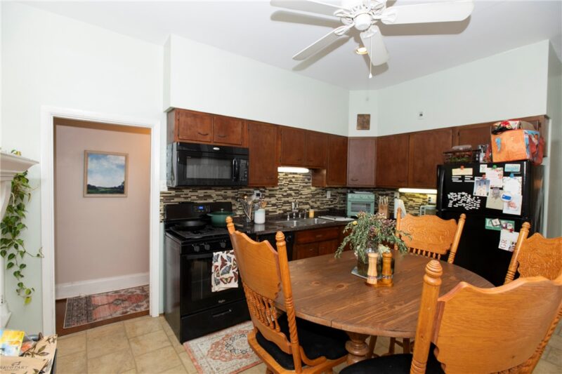 411 Hampton Ave — photo 8