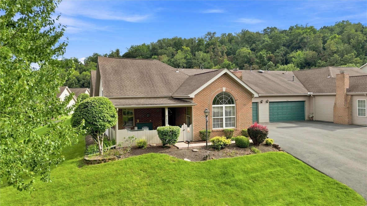 1492 Greenbriar Drive — photo 1