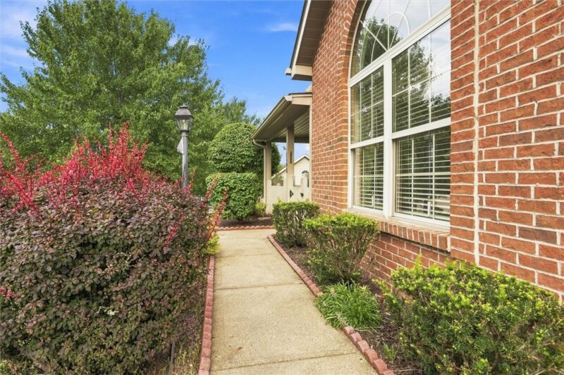 1492 Greenbriar Drive — photo 2