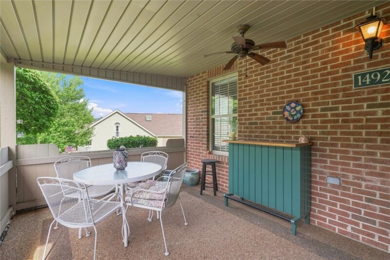 1492 Greenbriar Drive — photo 3