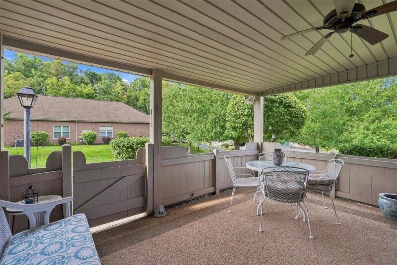 1492 Greenbriar Drive — photo 4
