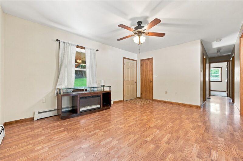 124 Thompson Rd — photo 3