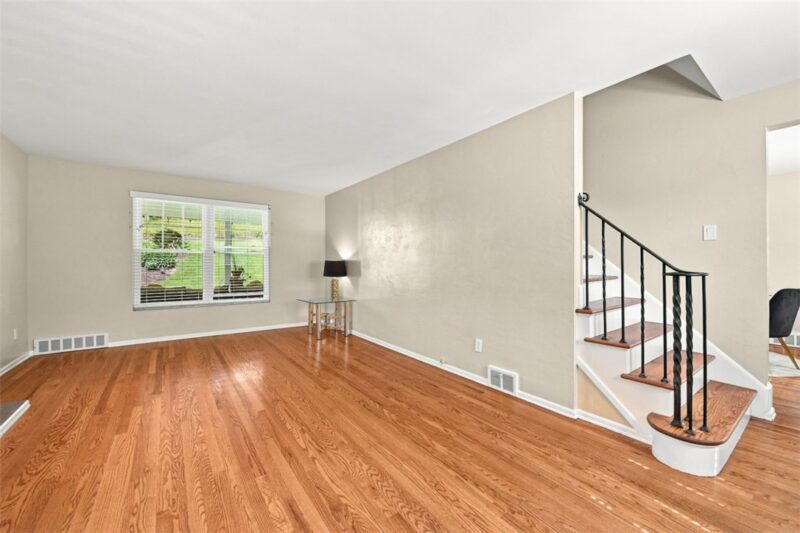 319 Questend Ave — photo 4