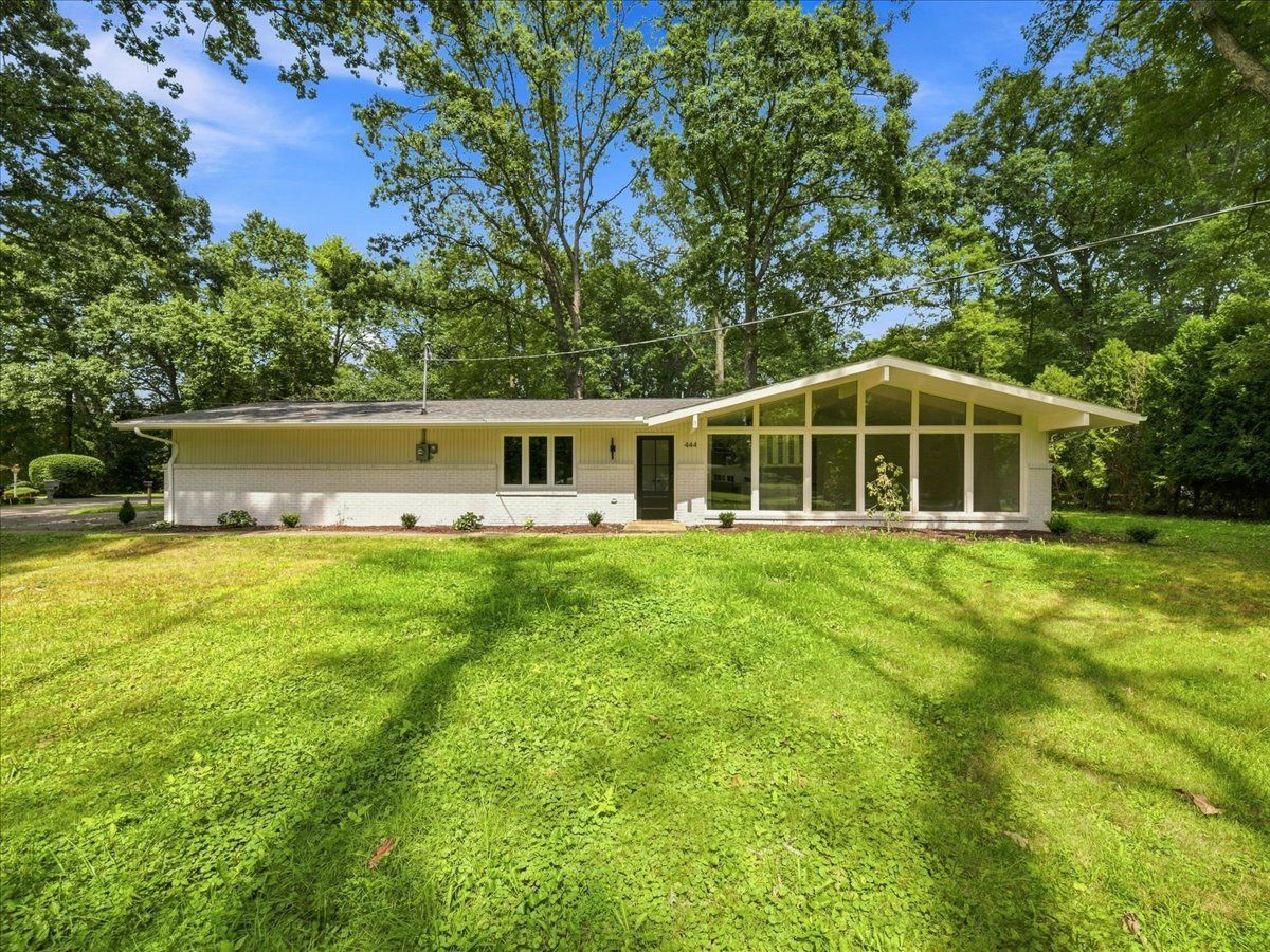 444 Leawood DRIVE — photo 1