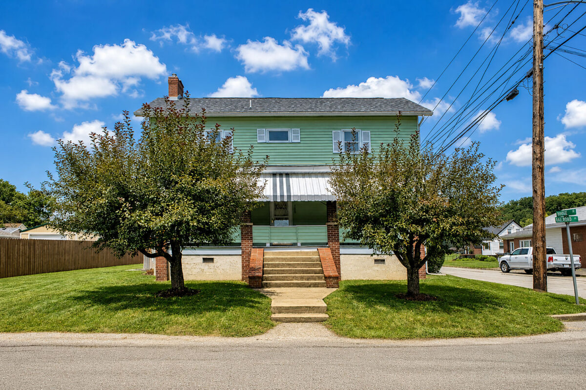 108 Railroad AVENUE — photo 1