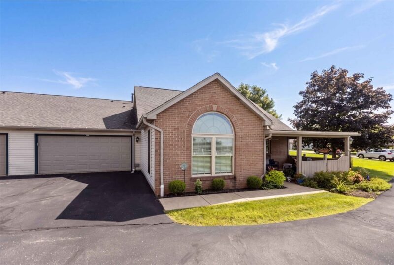 105 Carriage Dr — photo 2