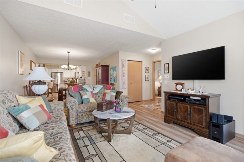 105 Carriage Dr — photo 8