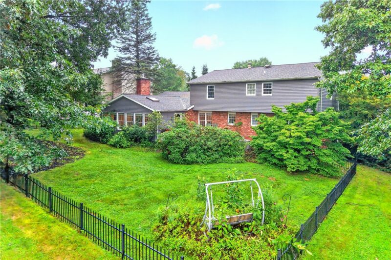 1502 Woodview Drive — photo 3