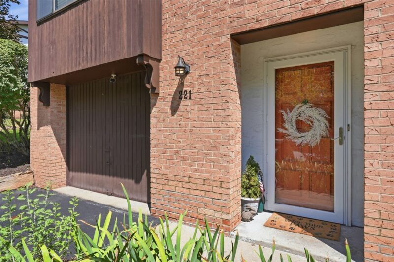 221 Thornberry Dr — photo 3