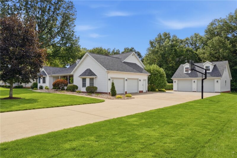 208 Arrowhead Dr — photo 3