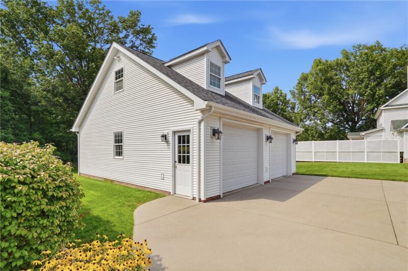 208 Arrowhead Dr — photo 4
