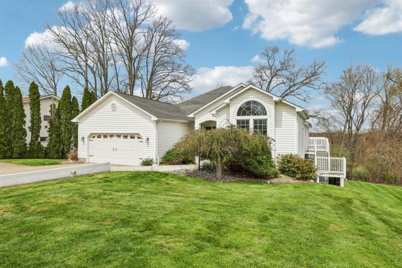 8 Leslie DRIVE — photo 2