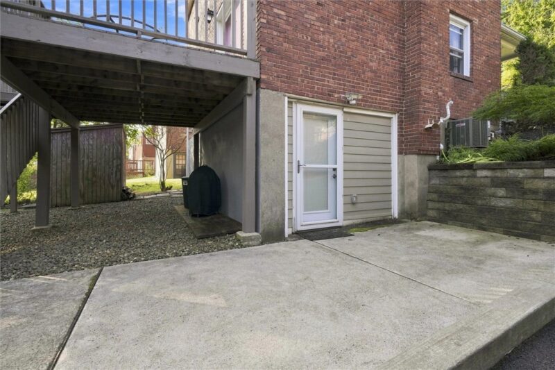 863 Middle Rd — photo 4