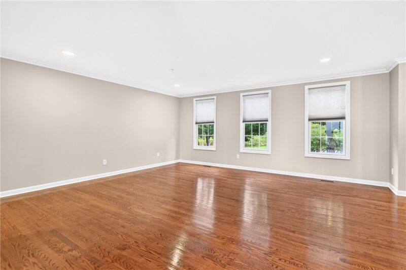 1066 Woodlawn Dr — photo 3