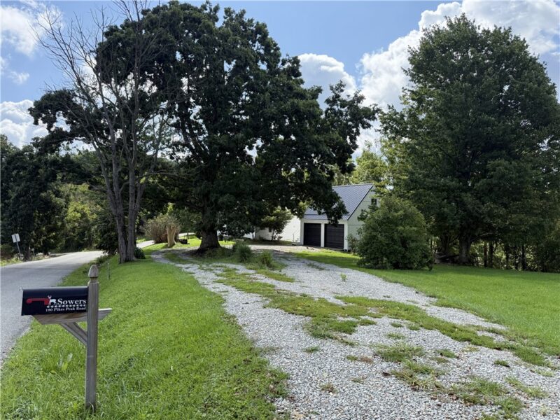 190 Pikes Peak Road — photo 3