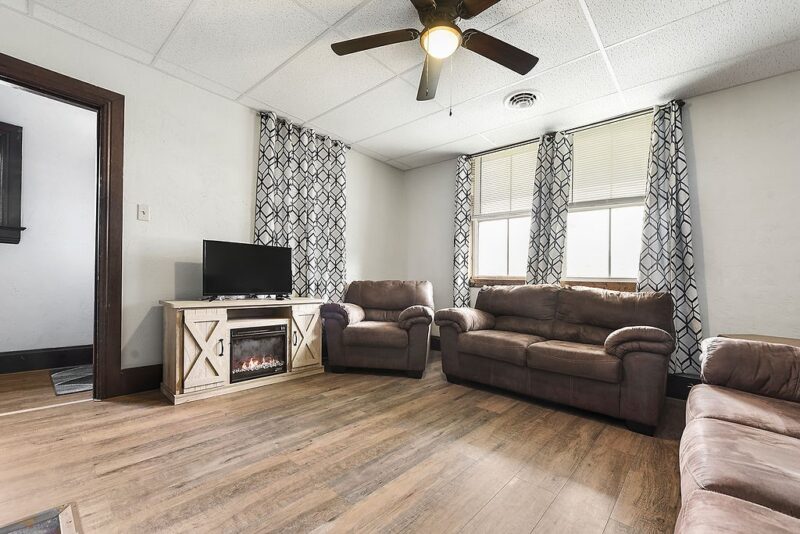 120 E Coffee St — photo 3
