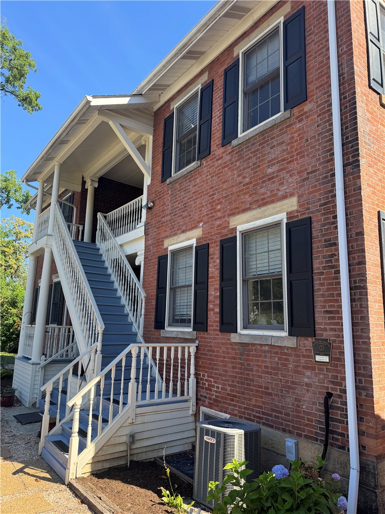 1319 Riverside Dr 400 — photo 1