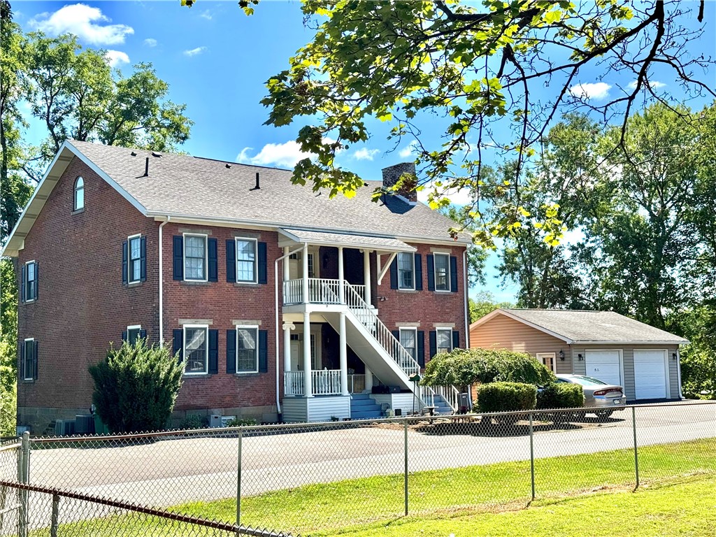 1319 Riverside Dr 300 — photo 1
