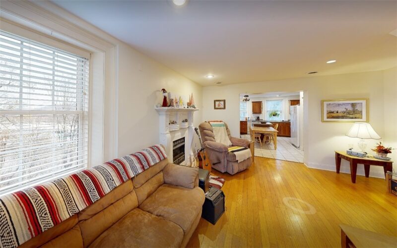 1319 Riverside Dr 300 — photo 3