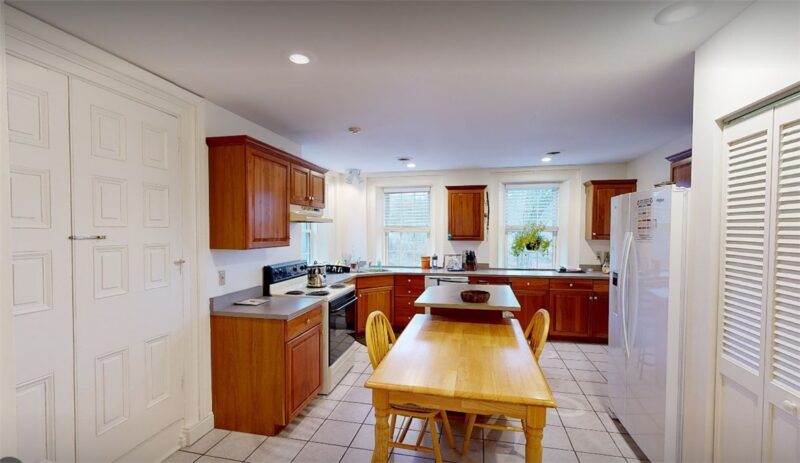 1319 Riverside Dr 300 — photo 5