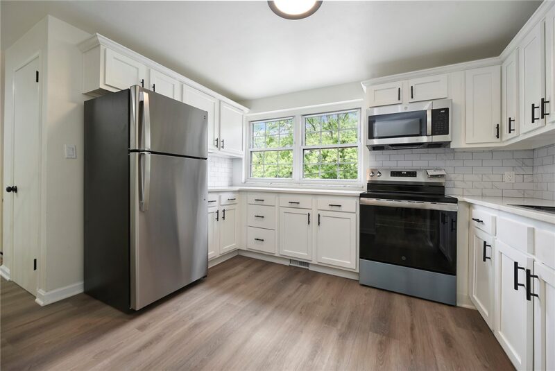 585 Lucia Dr — photo 2