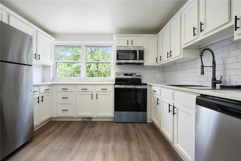 585 Lucia Dr — photo 3