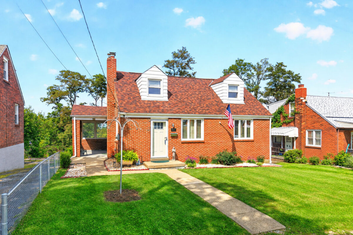 639 OVERHILL DR. — photo 1