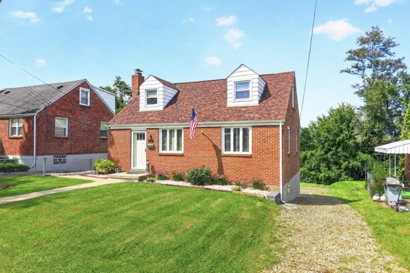 639 OVERHILL DR. — photo 2